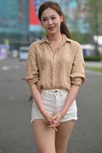 25成都车展，白热裤长腿甜美的小龙鼠