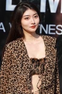 豹纹衣气质黑丝美女