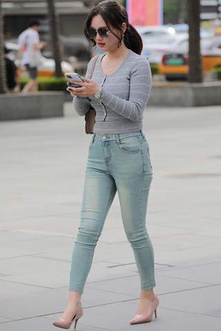 街拍韵味紧牛高跟美眉