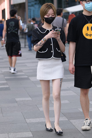 街拍短发美腿白短裙小姐姐