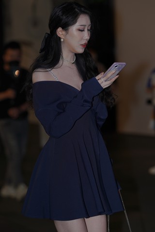 夜拍深蓝连衣裙美腿小姐姐