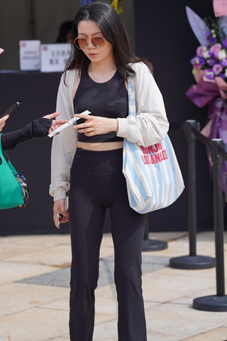黑色长裤美眉