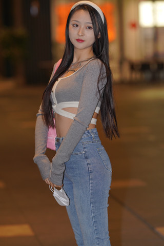 搭讪街拍牛仔裤小美妞