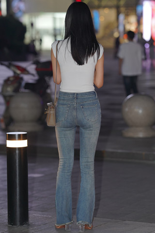 夜拍紧身牛仔裤苗条小妹