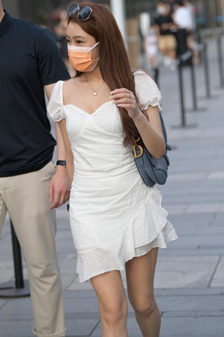 街拍白裙美女小姐姐