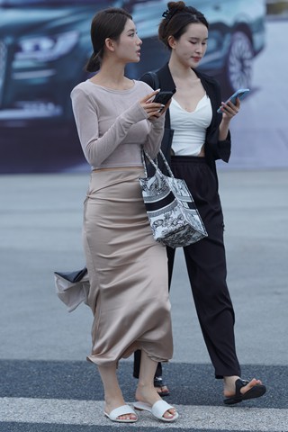 凉拖美足美眉