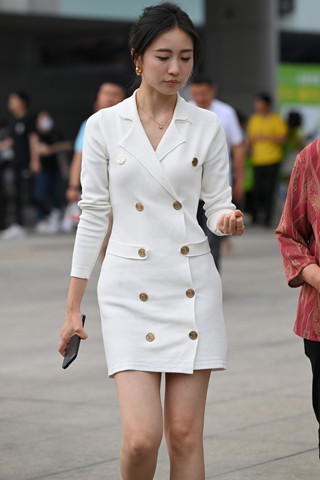 颜值超高，白裙美女