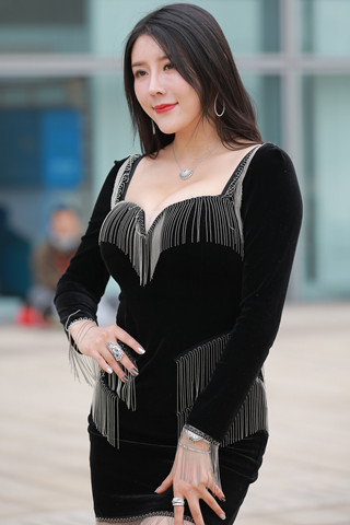 丰满短裙高跟美女