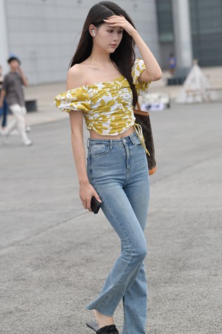 靓丽的牛仔长裤小姐姐一枚