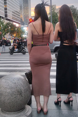 街拍棕色长裙美女