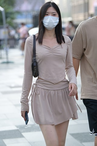 街拍短裙小姐姐