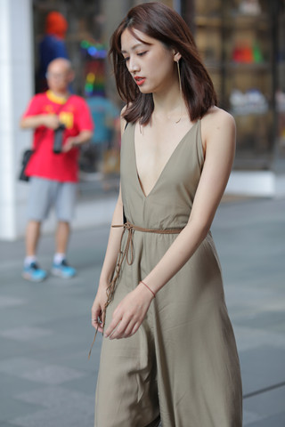 靓丽深V