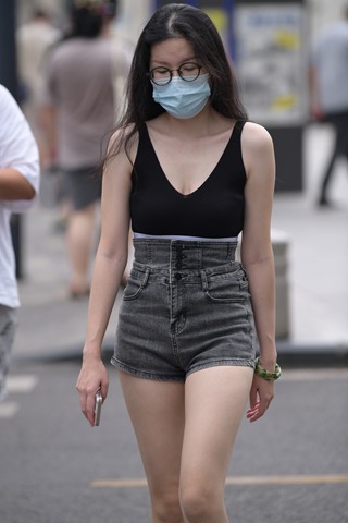 偶遇灰色牛仔热裤眼镜妹