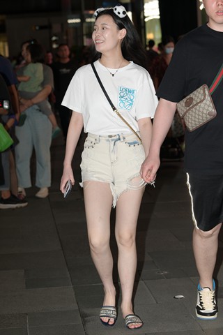 热裤小女友