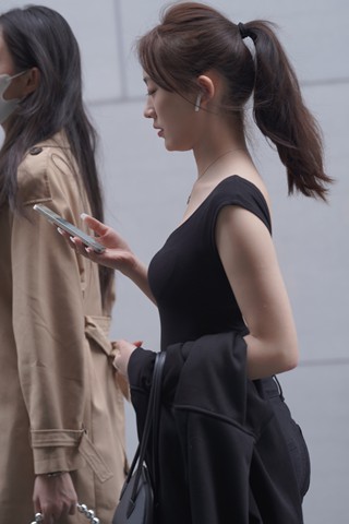 街拍黑色牛仔裤马尾辫美眉