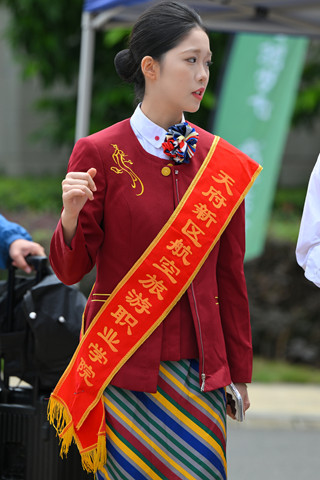 天府航空学院-她鞋里有沙子呢