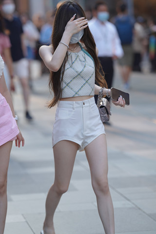 偶遇白热裤美腿小仙女