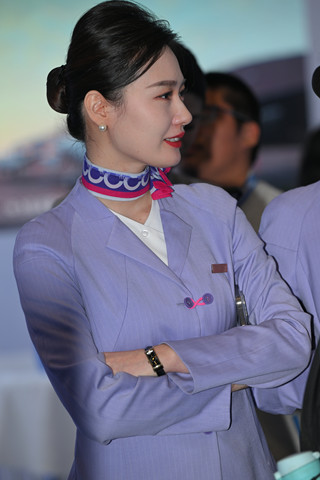 中国联合航空-这俩空姐真高大