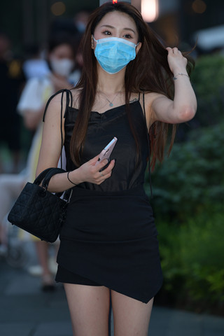 纹身的美腿小姐姐