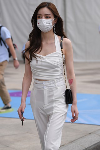 白色长裤美眉