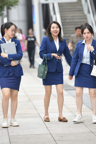 开心的美女店员~