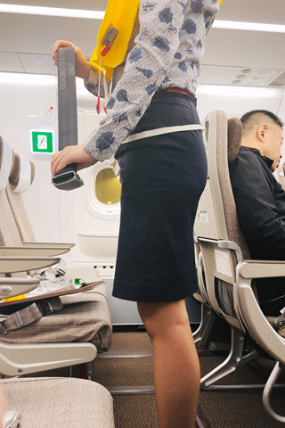 4K视频东航空姐机上安全演示制服咖丝侧面视角