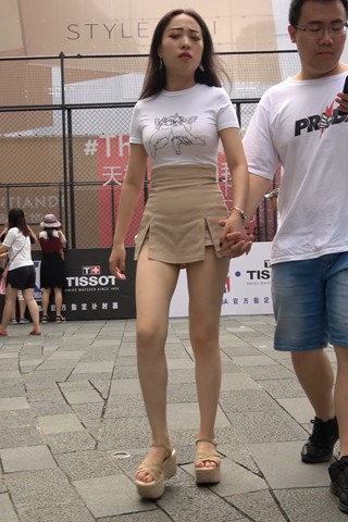 4K - 别人家的丰满漂亮小蛮腰女友 [1.26 GB/MP4]