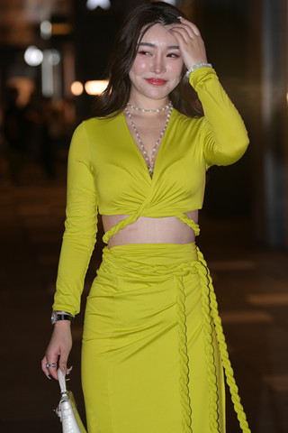 街拍长裙性感美足美女