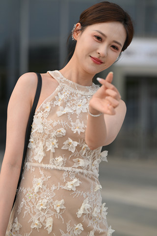 纤细美腿，甜美网红小龙鼠