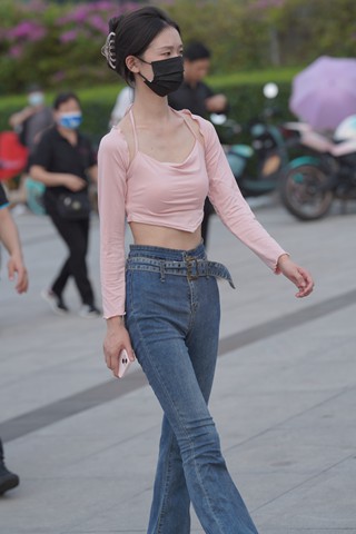 街拍苗条大长腿牛仔小姐姐